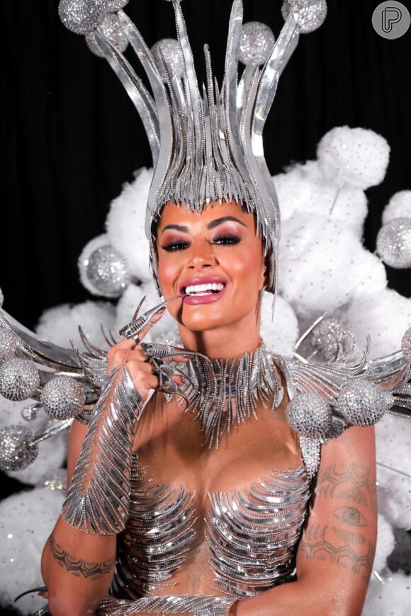 Aline Riscado fez sua estreia como rainha de bateria da Vila Isabel nesta segunda-feira, 24 de fevereiro de 2020