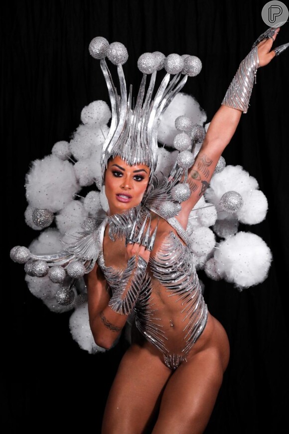 Aline Riscado fez sua estreia como rainha de bateria da Vila Isabel nesta segunda-feira, 24 de fevereiro de 2020