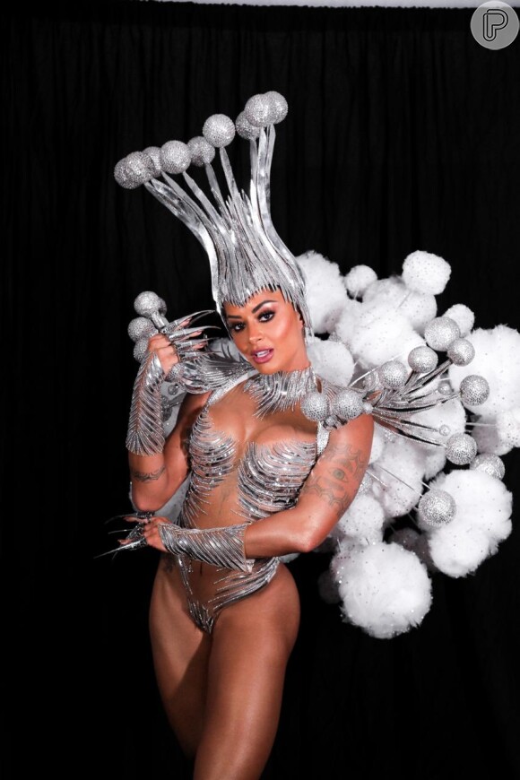 Aline Riscado fez sua estreia como rainha de bateria da Vila Isabel nesta segunda-feira, 24 de fevereiro de 2020