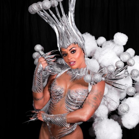 Aline Riscado fez sua estreia como rainha de bateria da Vila Isabel nesta segunda-feira, 24 de fevereiro de 2020