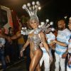 Rainha de bateria da Vila Isabel, Aline Riscado entrou na avenida com fantasia de Columbina nesta segunda-feira, 24 de fevereiro de 2020 