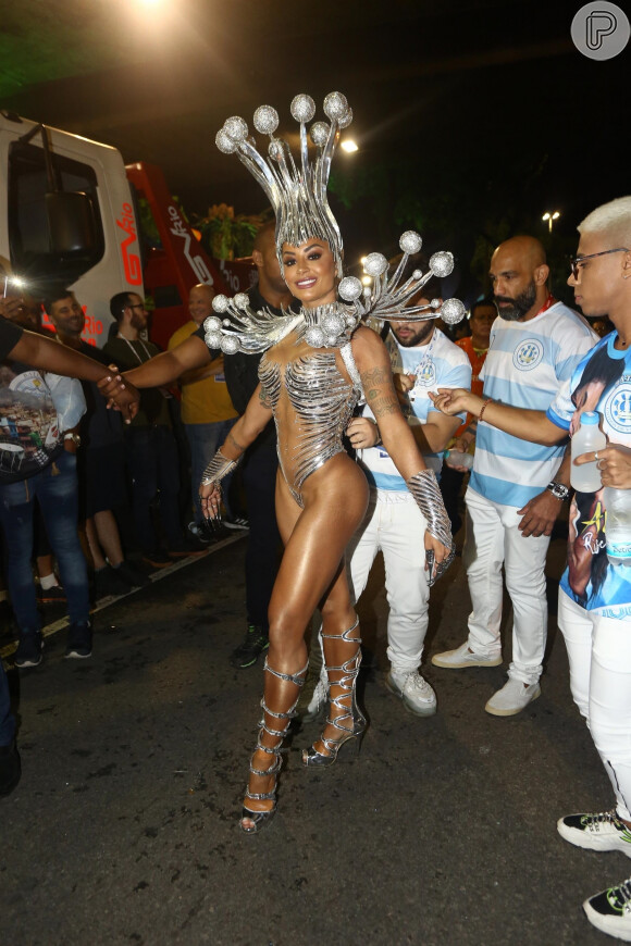 Rainha de bateria da Vila Isabel, Aline Riscado entrou na avenida com fantasia de Columbina nesta segunda-feira, 24 de fevereiro de 2020 