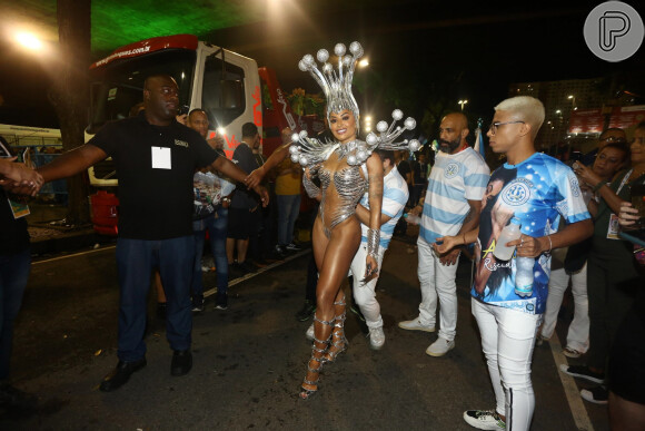 Rainha de bateria da Vila Isabel, Aline Riscado entrou na avenida com fantasia de Columbina nesta segunda-feira, 24 de fevereiro de 2020 
