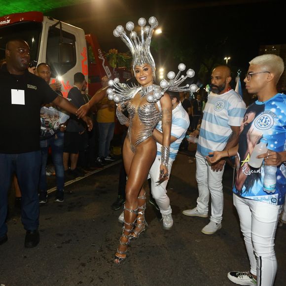 Rainha de bateria da Vila Isabel, Aline Riscado entrou na avenida com fantasia de Columbina nesta segunda-feira, 24 de fevereiro de 2020 