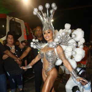 Rainha de bateria da Vila Isabel, Aline Riscado entrou na avenida com fantasia de Columbina nesta segunda-feira, 24 de fevereiro de 2020 