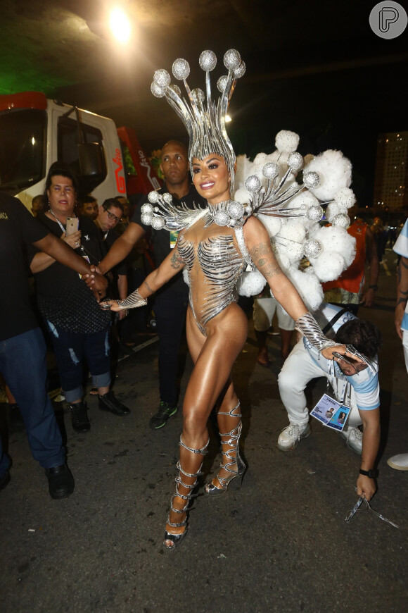 Rainha de bateria da Vila Isabel, Aline Riscado entrou na avenida com fantasia de Columbina nesta segunda-feira, 24 de fevereiro de 2020 