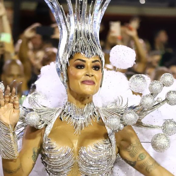 Rainha de bateria da Vila Isabel, Aline Riscado brilhou em desfile de Carnaval