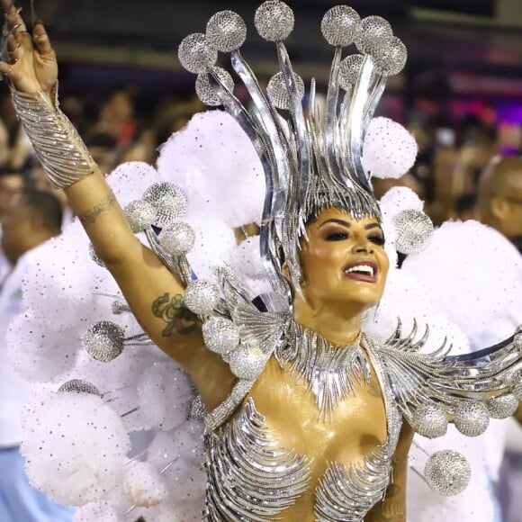 Rainha de bateria da Vila Isabel, Aline Riscado esbanjou boa forma em desfile de Carnaval