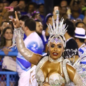 Corpo pós-parto: rainha da Beija-Flor admite insegurança em desfile 5 meses após ser mãe