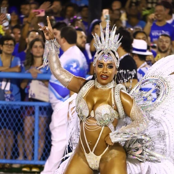 Corpo pós-parto: rainha da Beija-Flor admite insegurança em desfile 5 meses após ser mãe