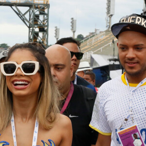 Lexa chegou andando com dificuldade à apuração do Carnaval do Rio