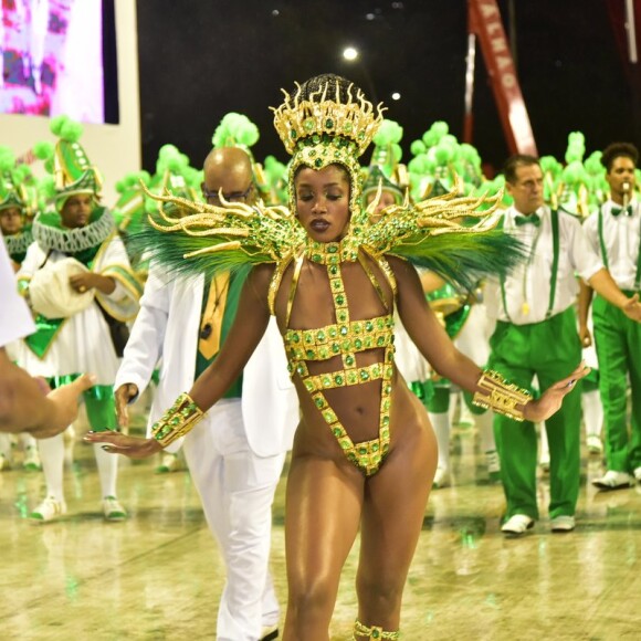 Iza apostou em fantasia com look supercavado em estreia como rainha de bateria