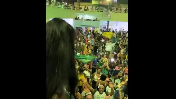 Iza festeja volta da Imperatriz ao Grupo Especial com muito samba na quadra da escola em Ramos, zona norte do Rio de Janeiro