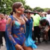 Anitta desceu do trio elétrico e cantou no chão durante desfile do Bloco das Poderosas