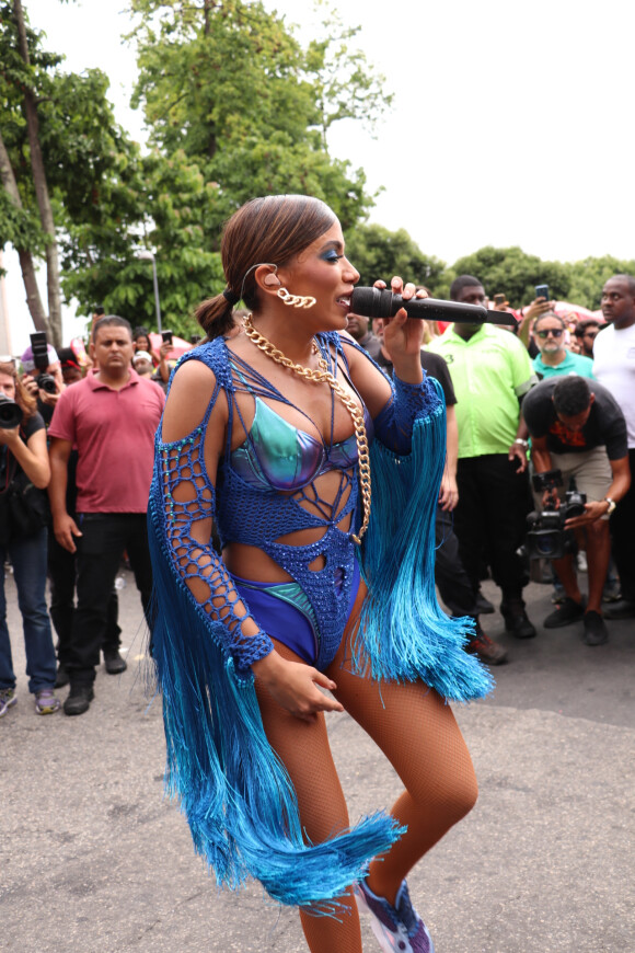 Anitta desceu do trio elétrico e cantou no chão durante desfile do Bloco das Poderosas