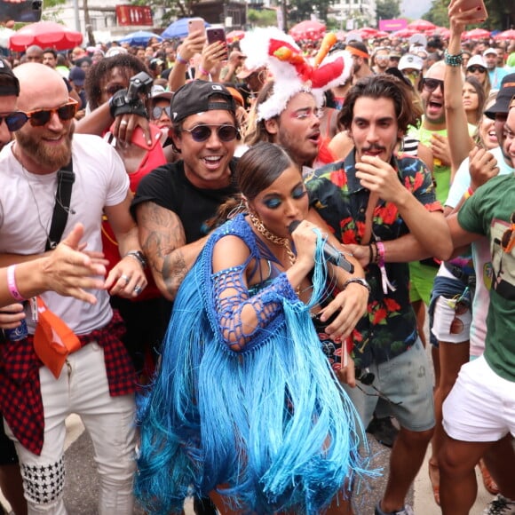 Anitta desceu do bloco e se divertiu no chão perto do affair, Gabriel David