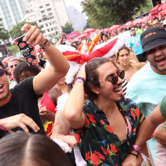 Anitta se diverte com o affair, Gabriel David, e amigos em bloco de rua