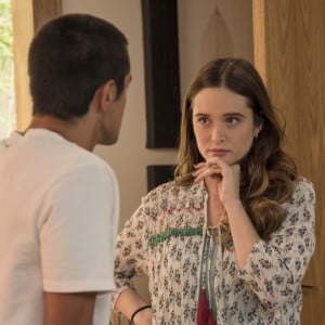 Nos próximos capítulos da novela 'Salve-se Quem Puder', Luna (Juliana Paiva) se espanta com beijo de Téo (Felipe Simas): 'Ficou louco?'