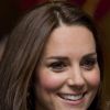 Kate Middleton usa look preto e com transparência em evento beneficente em Londres, na Inglaterra