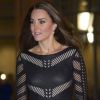 Kate Middleton usa look preto e com transparência em evento beneficente em Londres, na Inglaterra, na noite desta quinta-feira, 23 de outubro de 2014