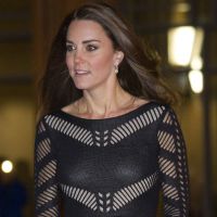 Grávida, Kate Middleton escolhe look preto com transparência para evento