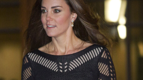 Grávida, Kate Middleton escolhe look preto com transparência para evento