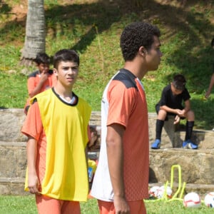 Na novela 'Amor Sem Igual', Santiago (Marcio Elizzo) e Caio (Henrique Camargo) mostram sintonia durante o jogo de futebol no capítulo de quarta-feira, 11 de março de 2020