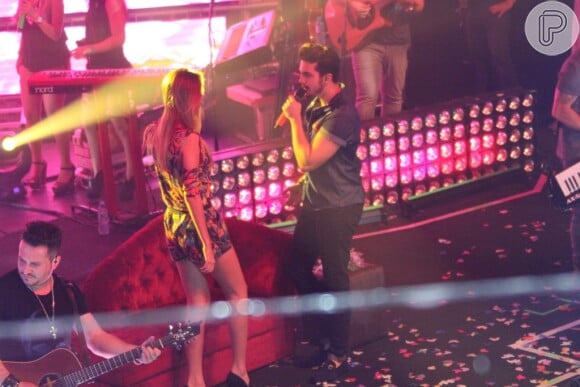 Luan Santana chama fã ao palco durante show em São Gonçalo, no Rio de Janeiro