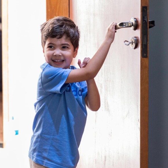 Filho de Aline Gotschalg e Fernando Medeiros, Lucca fica surpreso ao ver novo quarto