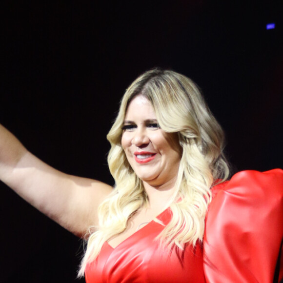 Marilia Mendonça causou ao mostrar o novo visual, com cabelo longo e mais loiro, em show