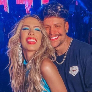 Saulo Poncio e Gabi Brandt são flagrados juntos na praia após separação