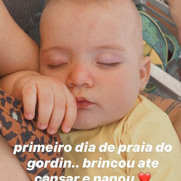 Gabi Brandt mostra filho, Davi, dormindo após primeiro dia na praia