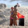 Ludmilla e a mulher, Brunna Gonçalves, escolheram biquínis em cores trends para o dia de praia