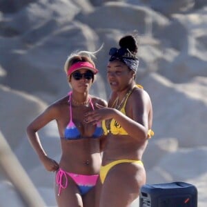 Ludmilla conversou com a mulher, Brunna Gonçalves, em dia de praia com ela