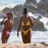Ludmilla se divertiu na praia acompanhada pela mulher, Brunna Gonçalves