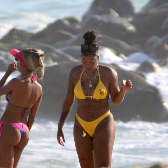 Ludmilla se divertiu na praia acompanhada pela mulher, Brunna Gonçalves