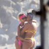 Brunna Gonçalves ganhou beijo de Ludmilla na bochecha enquanto as duas se abraçaram na praia