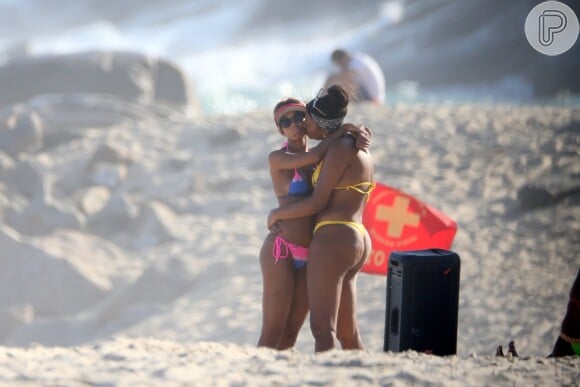 Ludmilla e a mulher, Brunna Gonçalves, foram fotografadas em momento carinhoso durante dia de praia