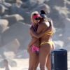 Ludmilla ganha abraço da mulher, Brunna Gonçalves, em dia de praia