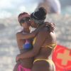 Ludmilla e a mulher, Brunna Gonçalves, trocam carinhos em dia de praia na Barra da Tijuca nesta terça-feira, dia 10 de março de 2020