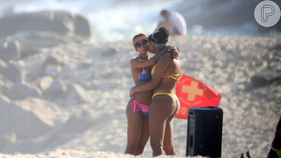 Ludmilla e a mulher, Brunna Gonçalves, trocam carinhos em dia de praia na Barra da Tijuca nesta terça-feira, dia 10 de março de 2020