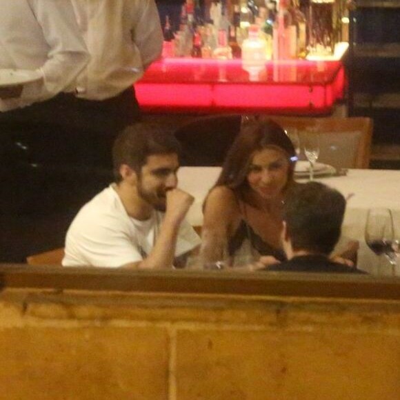 Caio Castro afasta casamento em viagem com Grazi Massafera