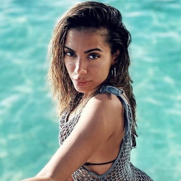 Anitta aposta em vestido transparente e deixa bumbum à mostra