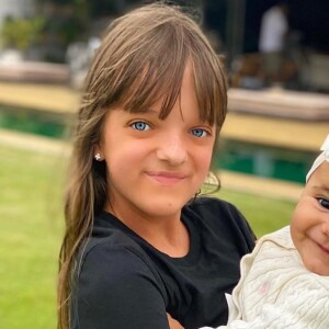 Filha mais nova de Ticiane Pinheiro encanta por coxa fofa