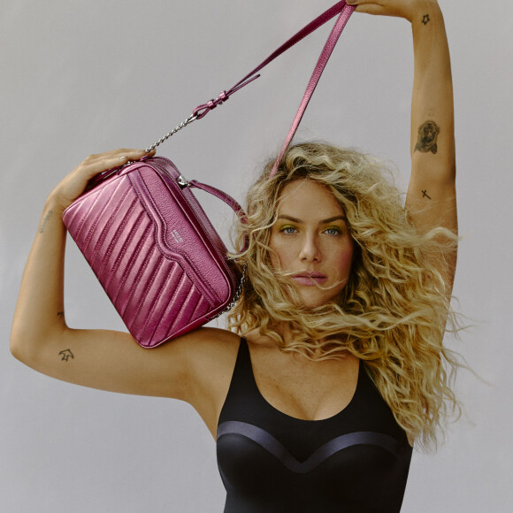 Giovanna Ewbank escolheu looks ajustados para a campanha de moda