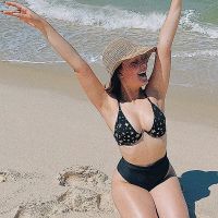Larissa Manoela se diverte em praia e comemora 30 milhões de seguidores. Veja!