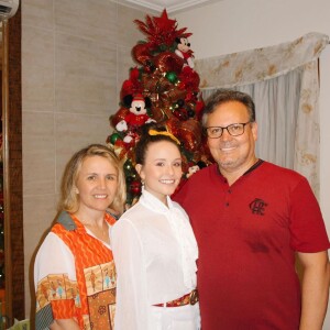 Larissa Manoela com os pais Silvana e Gilberto, que completaram 25 anos de casados