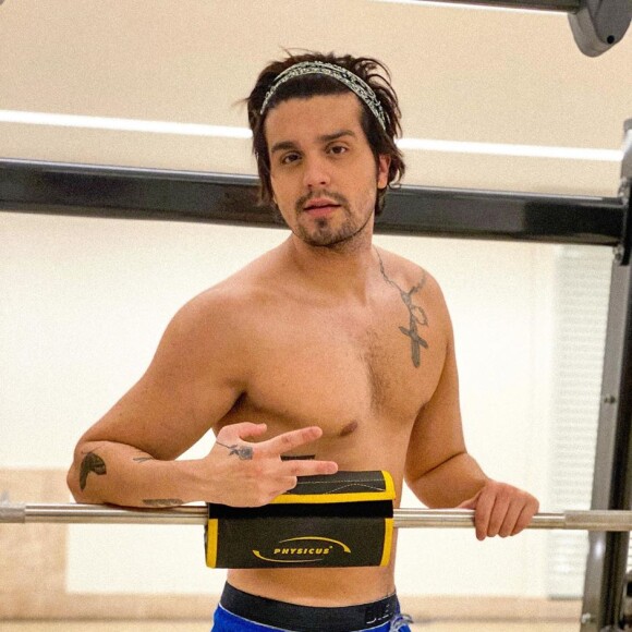 Luan Santana mostrou treino em casa após suspeita de coronavírus