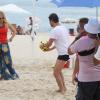 Angélica recebe Marcelo Serrado para gravar o programa 'Estrelas' na praia do Leblon, RJ, em 26 de fevereiro de 2013