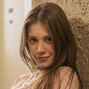 Novela 'Malhação: Toda Forma de Amar': Anjinha (Caroline Dallarosa) ouve conversa do pai, Marco (Julio Machado) e acredita que ele não presta. 'Confiei em você a minha vida inteira'